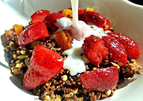 SheliMsall's tweet photo. This might be my new fav #breakfast EVER: Quinoa Granola https://t.co/0FlYNkzE7r #healthy #vegan #protein #delicious #recipe #healthyliving https://t.co/6EyrT3L0f9
