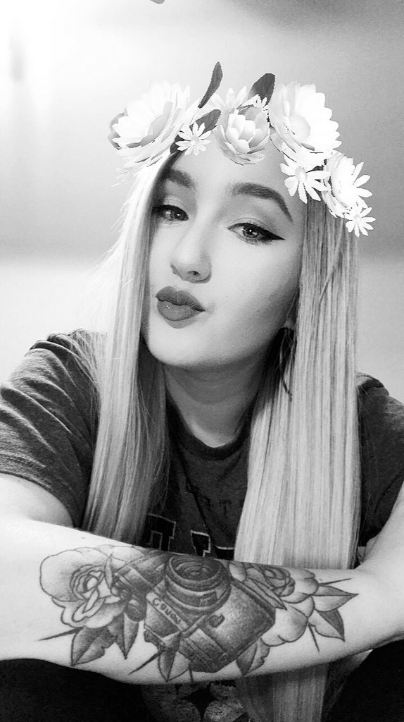 ELYSIANGRANT's tweet photo. happy (early) tuesday 🌹 

•

#tuesdayselfie 🕊 

•

@EthanDolan @GraysonDolan 🍃 https://t.co/u65YF4mz4S