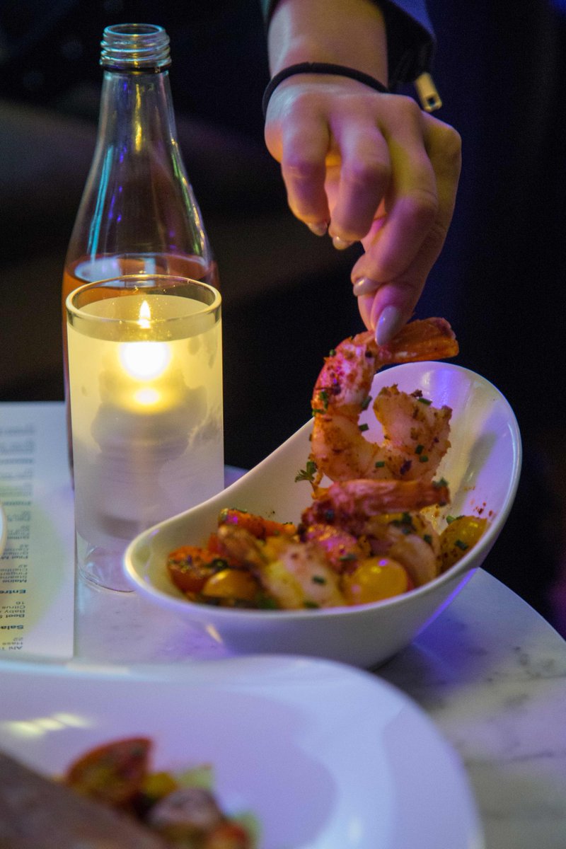 HudsonsNYC's tweet photo. Snag some snacks on board! Have a full prix fixe dinner upstairs or hang in our lounge and order a la carte. https://t.co/lVxpxevbZb