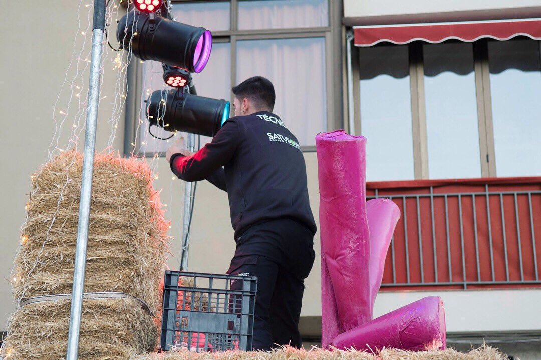 🎪Instalación de iluminación LED, y efectos especiales en la carroza de Priscila Reina de Monegros (EDH) en la cabalgata de carnaval de Huesca.🤹🏻‍♂️🎭🎤