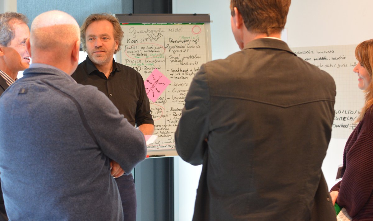 Agendasetters uit zowel de landbouwsector als de watersector ontwikkelen samen strategische bouwstenen (innovatiegebieden, acties, en allianties) tijdens <a href="/KWR_Water/">KWR Water Research Institute</a> symposium: kansen en bedreigingen van landbouwontwikkelingen voor waterkwaliteit.