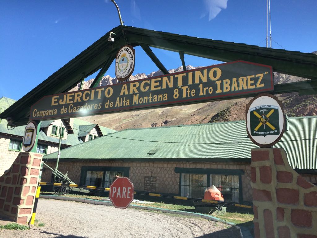 La semana pasada el Director Nacional de Coordinación Ejecutiva en Emergencias visitó la Compañía de Cazadores de Montaña 8 "Tte. Primero Ibañez" en Puente del Inca #Mendoza #GestionDeRiesgo