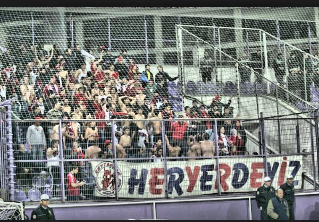 Bir mahalle delikanlısının,bir kuytuda sessiz sedasız can verişi gibiydi gidişimiz.
Öylesine delikanlıca öylesine sessiz.
Merhaba 3. Lig.