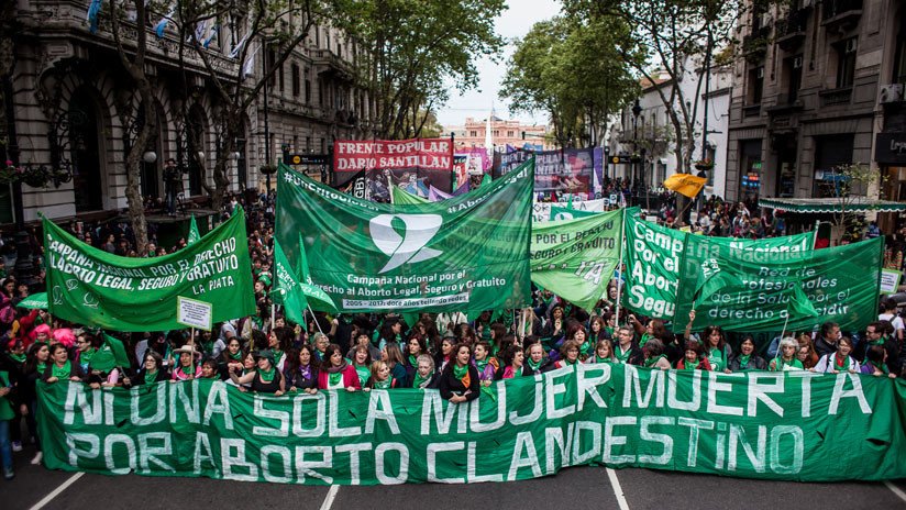 ActualidadRT's tweet photo. #AbortoLegalYa: 'Tuitazo' y 'pañuelazo' en Argentina para pedir la despenalización del aborto https://t.co/dFnpLvNte5 https://t.co/y39B3UTyPy