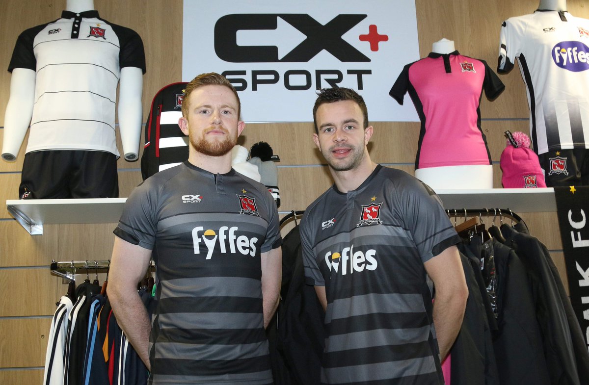 gav_mclaughlin's tweet photo. IMAGES | Sean Hoare and Robbie Benson model the new @DundalkFC away kit  at the offices of @CX_Sport this afternoon. #DundalkSport 
📷 by BenMcShane #Fyffes #Felda #UHYFDW #CXSport https://t.co/XnQaLpjwQS