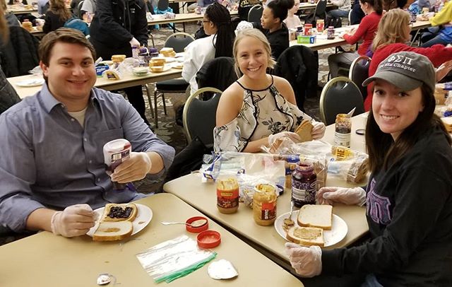 phisigmapi's tweet image. Members of @phisigmapiou Chapter at Oakland University helped make PB&amp;amp;J sandwiches that would be passed out to those in need in the Detroit Area #pspMissionMonday #ImprovingHumanity #WithHonor