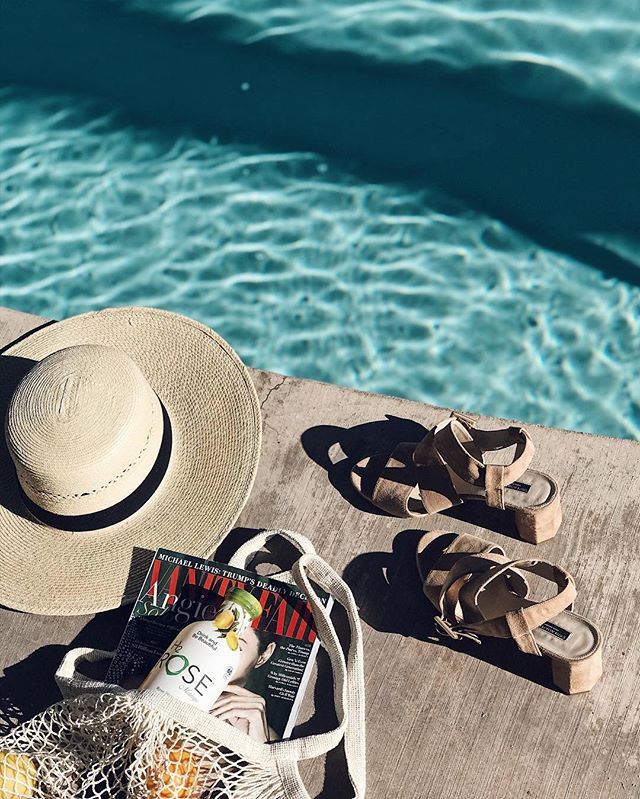 initialsla's tweet photo. Pool essentials: an old Vanity Fair from 2009 (true story!) and @h2rose water, a rose water, and saffron infused beverage.
#tastetheroses #h2rose #drinkandbebeautiful .
.
.
.
.
#Monday #PalmSprings #flatlay #styleblogger #holidays #weekend #presidentsday #chilling #streetfas… https://t.co/1vQwhGh7P8