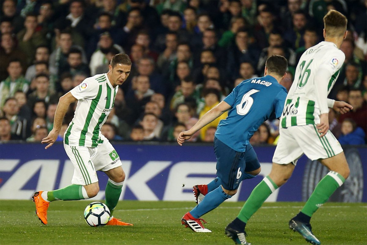 1⃣7⃣🔝👑

Cualquiera diría, viendo correr a este hombre y emplearse al máximo, que tiene 36 años. La ilusión de un debutante y la jerarquía de un veterano. 

Como el buen vino. Un ejemplo.