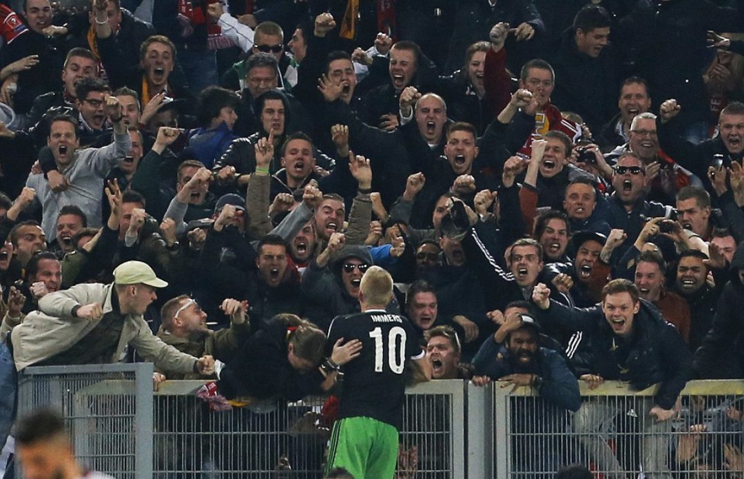 Feijenoord12's tweet photo. 7000 Feyenoorders reizen hun club achterna voor de wedstrijd tegen AS Roma, vandaag exact 3 jaar terug. #Europacup https://t.co/fh9aRmg7N3