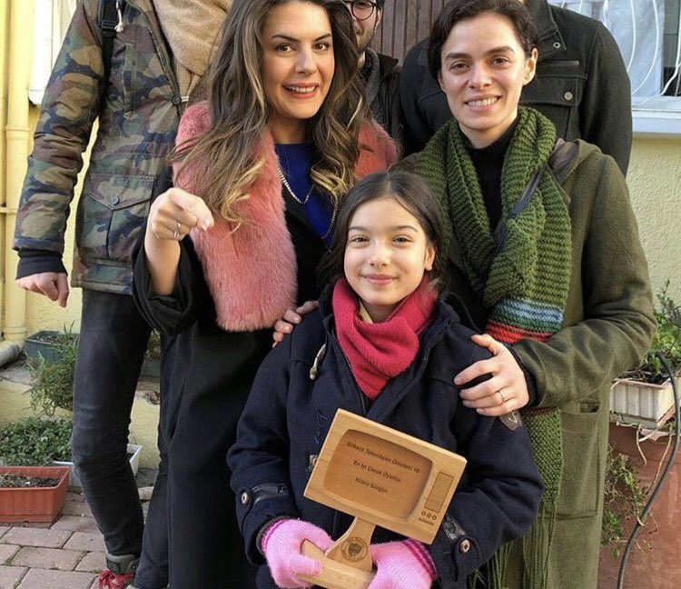 6. Bilkent Tv Ödülleri "En İyi Çocuk Oyuncu Ödülü" sahibi Kübra Süzgün'e ödül takdiminden bir kare... Kendilerini tekrar kutlarız. #BilkentTvÖdülleri