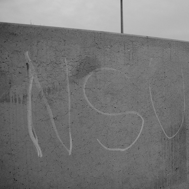 ER_Bund's tweet photo. Das Mahnmal des vom #NSU ermordeten Mehmet Turgut in #Rostock wurde mutmaßlich von Neonazis mit schwarzer Farbe beschmiert und einem NSU-Schriftzug versehen. Direkt daneben prangen Werbesticker von Neonazi Tommy Frenck. Umso wichtiger: https://t.co/647z8TgZif https://t.co/01h2vLLQC4