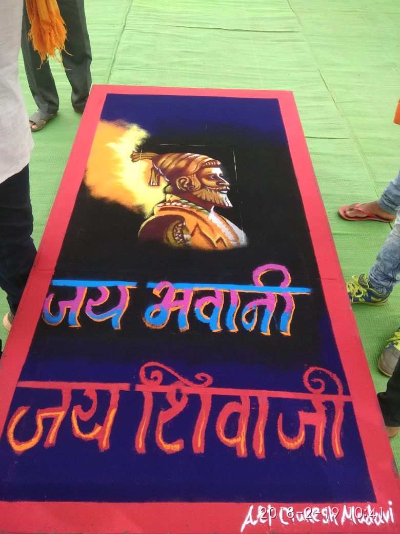 Sakolicity's tweet photo. बजरंग दल एकोडी च्या वतीने आयोजित #शिवजयंती उत्सव सोहळ्याच्या अध्यक्ष स्थानी  मार्गदर्शन करतांना @rajeshkashiwar सोबत उपस्तीथ मान्यवर व उपस्तीथ गावकरी व शिवभक्त मुकेश मडावी ने काढलेल्या रांगोळीचे काही क्षणचित्रे..
#ShivajiJayanti https://t.co/sk2tBhcdw5