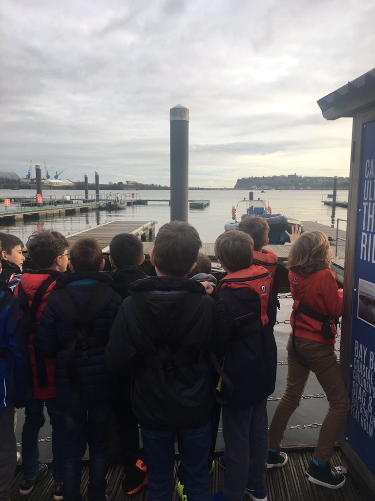 Aros am y cwch cyflym // waiting for the speedboat!