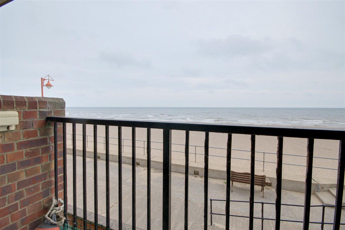 choiceagent's tweet photo. ** BEAUTIFUL VIEWS **

We offer for sale this three bedroom first floor flat, situated on this sought after development with sea views, convenient for the town centre and local amenities.

For a viewing call us on 01507 472016 😀🏡 https://t.co/mguE7XHlTs
