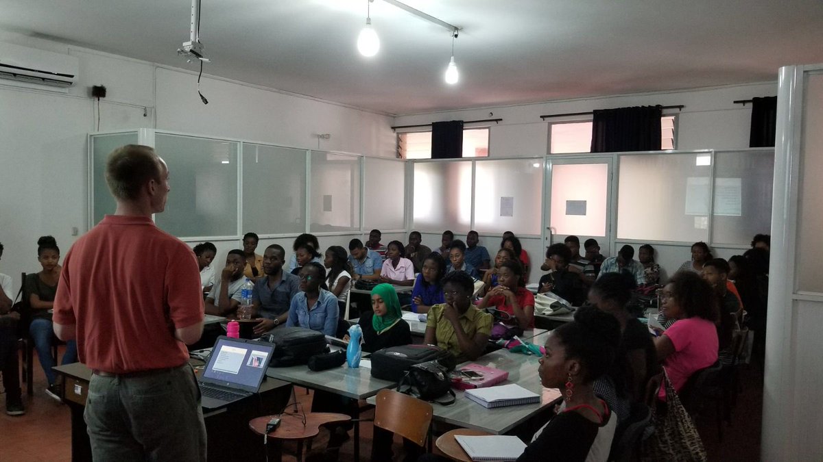 PittIMChiefs's tweet image. Our Global Health Residents teaching medical students in Mozambique #CantWaitToHearWhatOurResidentsLearnedFromThem #LifeChangingLearning #GlobalHealthTrack @tweebui