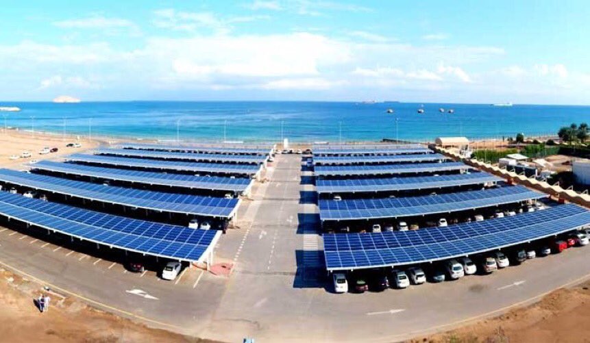 الطاقة الشمسية بمواقف سيارات مقر شركة (PDO)،،
• توفر الكهرباء لمباني مكاتب الشركة.
• توفر استهلاك أكثر من 3.1مليون متر مكعب من الغاز سنوياً.
• توفر من الكهرباء ما يكفي لنحو1000 منزل.
• ستخفض انبعاثات CO2 بنحو 6662طن  سنويا/ يعادل ما تنفثه1400 سيارة، أو زرع حوالي 173 ألف شجرة.