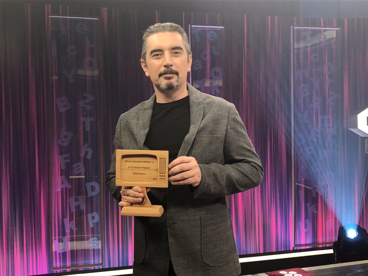 6. Bilkent Tv Ödülleri "En İyi Yarışma Programı Ödülü" sahibi Kelime Oyunu programı adına, sunucu Ali İhsan Varol'a ödül takdiminden bir kare... Kendilerini tekrar kutlarız. #BilkentTvÖdülleri