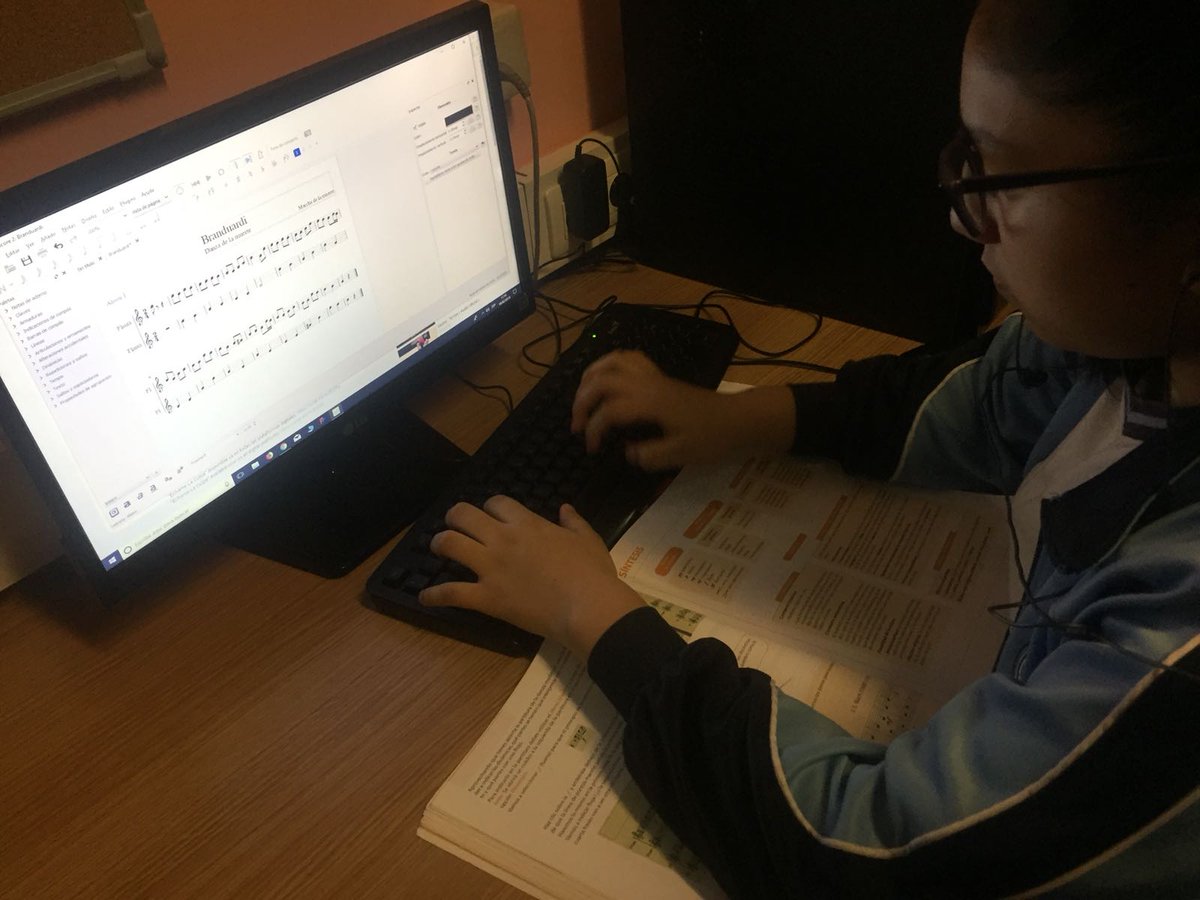 csanalfonso's tweet photo. Mejoramos nuestra competencia tecnológica y digital también en #Música de ESO, practicando con @musescore 🎹🎤🎼💻 #EducaConMusica #Edmusical 🎧 https://t.co/HM665WJ4R5