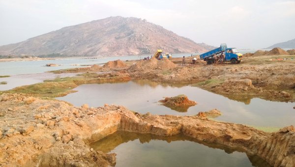 JuniorVikatan's tweet image. ஆட்சியாளர்கள் ஆதரவோடு அணையைச் சுரண்டி மணல் கொள்ளை - ஒரு நேரடி ரிப்போர்ட்! #SandTheft

bit.ly/2ED3RfE