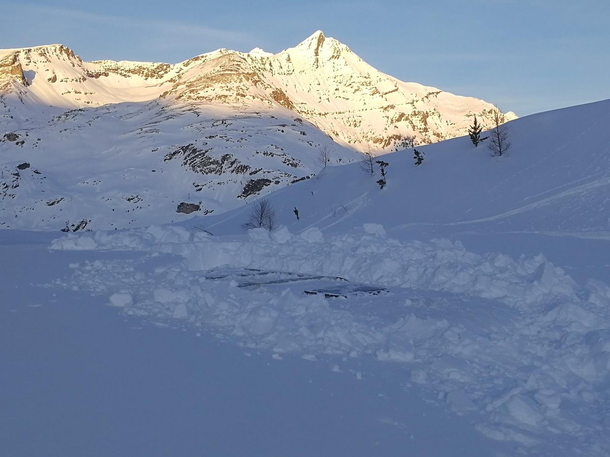 planetski's tweet image. Before &amp;amp; after. Progress digging out a motorhome buried in  January's #snowstorms in the #Alps planetski.eu/news/10089 #tignes #Snowmageddon