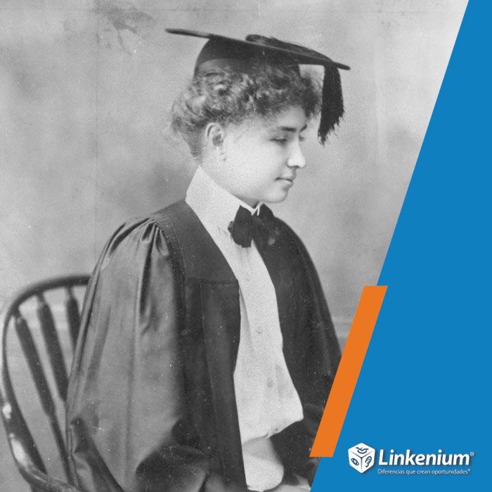 linkenium's tweet photo. Helen Keller, escritora y activista estadounidense, fue la primera persona con discapacidad visual y auditiva en obtener un título universitario. Apoyó causas como el voto de las mujeres y los derechos de los trabajadores. Ésta es una #historiaporlainclusión. #Linkenium https://t.co/Ec51OA6SO8