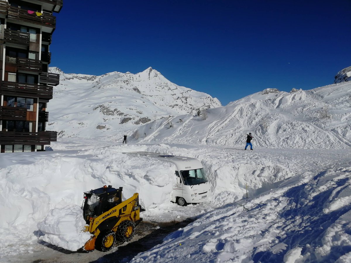 planetski's tweet image. Before &amp;amp; after. Progress digging out a motorhome buried in  January's #snowstorms in the #Alps planetski.eu/news/10089 #tignes #Snowmageddon