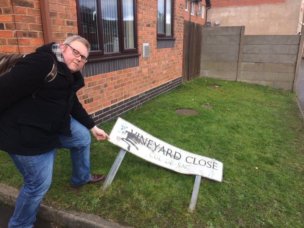 SohoJQLibdems's tweet image. Looks like someone reversed over the Vineyard Close sign... let’s get it reported and fixed #sohoandjq #birmingham #libdemspointing #libdem @garethhardy