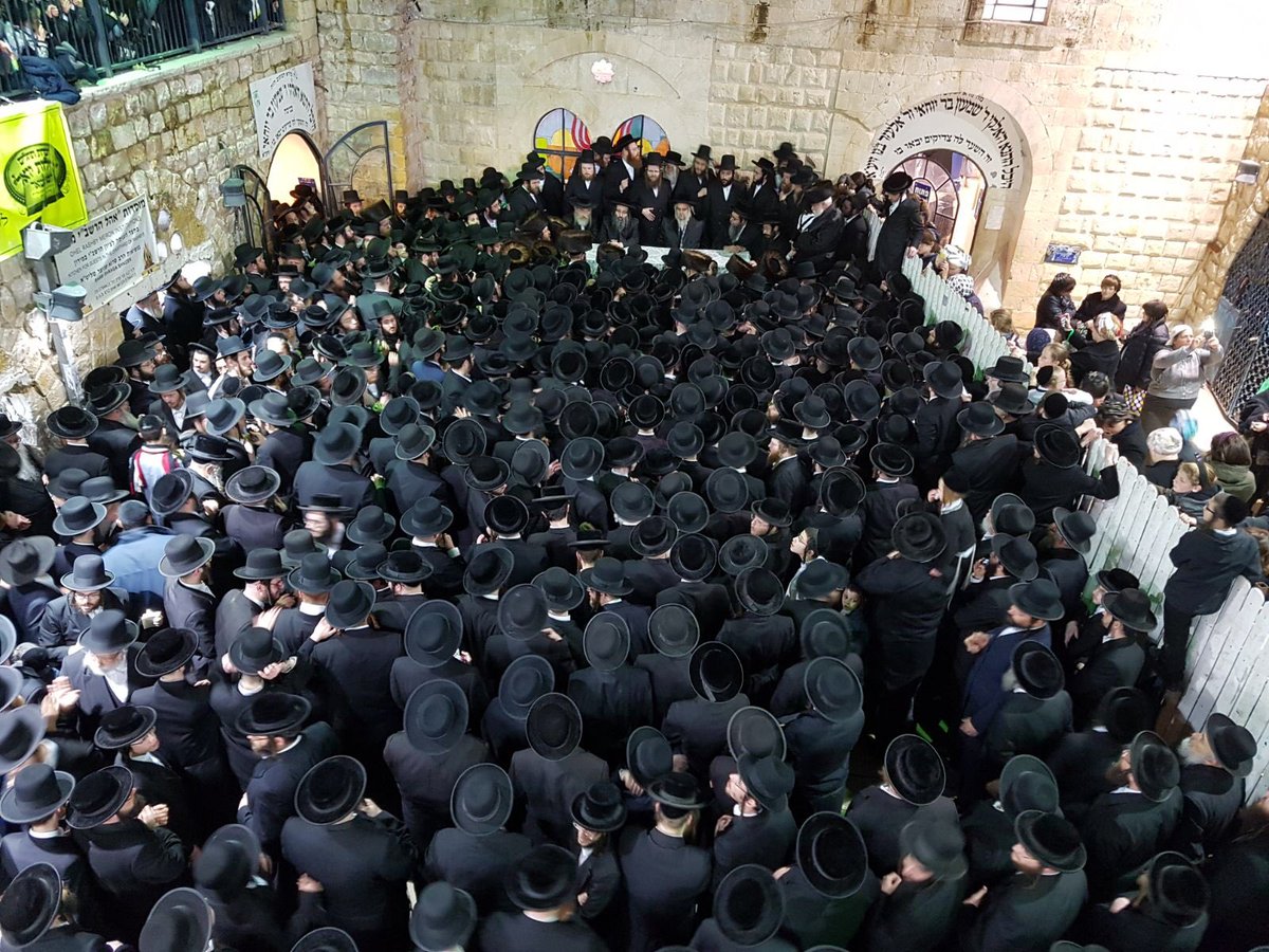 HQSatmar's tweet photo. Satmar Grand Rebbe Aron giving a riveting speech now before dancing in #Meron #SatmarMeron #Galilee for the #Hadlukah bonfire at tomb of the holy sage Rabbi Shimon bar Yochai https://t.co/wrilb1gNc6