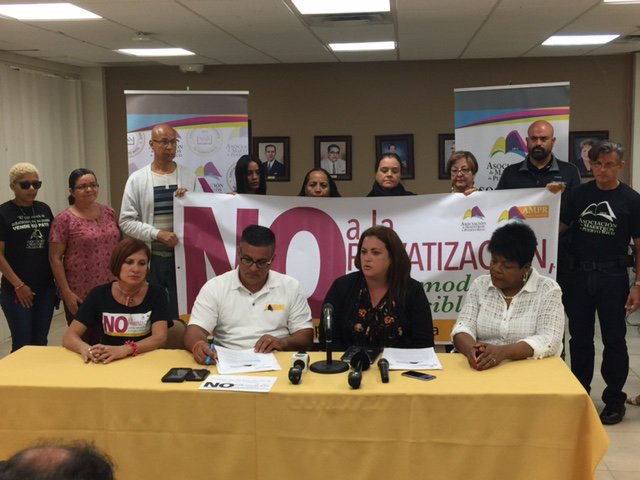 waparadio's tweet photo. Escuche EN VIVO por @waparadio a los profesores Angel J. Pérez de la región de Arecibo y Elba Aponte, de la región de Caguas, junto a otros miembros de la @amprnet quieren hacen denuncias sobre vistas públicas @senadopr y @camaraconpr sobre los #PC835 y #PC1441. Transmite @Fiallo https://t.co/15zKQyB2Cp