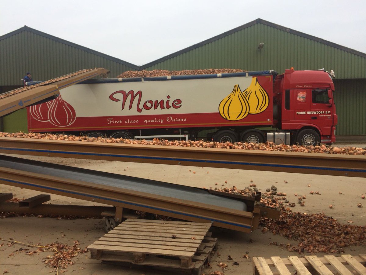 MonieNieuwdorp's tweet photo. En weer een vracht #FirstClassQualityOnions https://t.co/PHXSK5gDZY