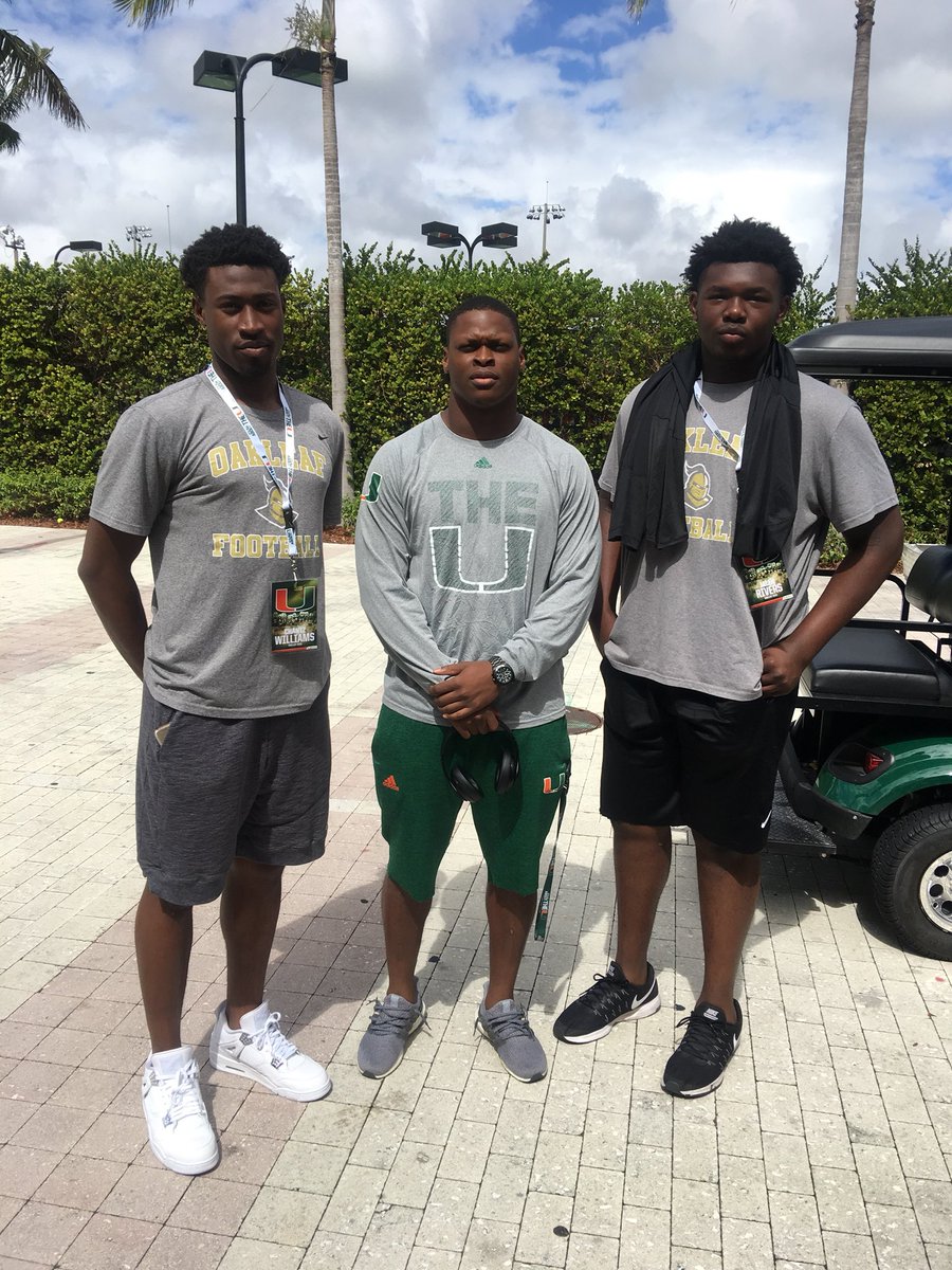 CoachArthur71's tweet image. My guys! Excited for what next season brings @OgBoobie_Shaq @_chantzler @JalenRivers01 . Always and forever #OakleafBuilt