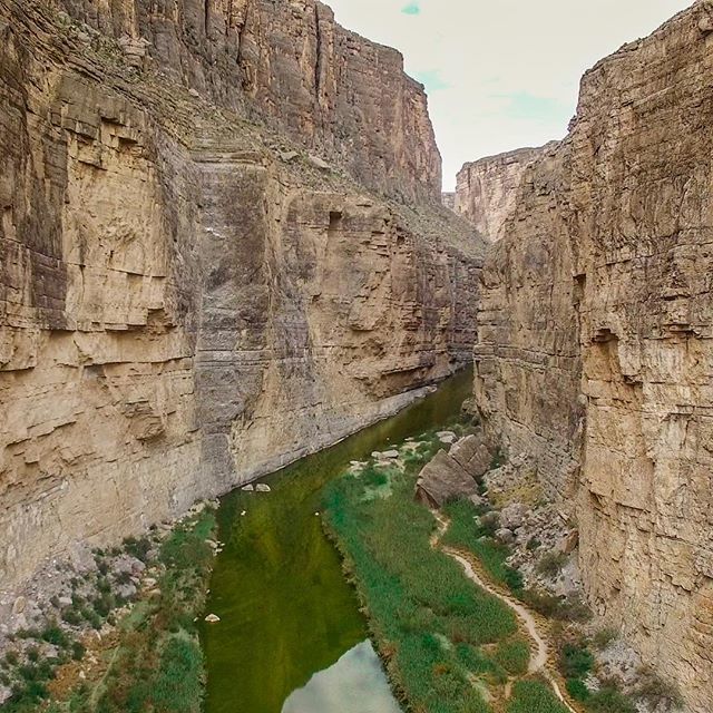 CompassCalling's tweet image. Santa Elena Canyon from the eagle's view. Our time in Big Bend was absolutely incredible. See more on Santa Elena Canyon and our other favorite spots in #bigbend in our latest video. Link to video in bio. #bigbendnationalpark #santaelena #boquillas #bala… ift.tt/2Hvefru