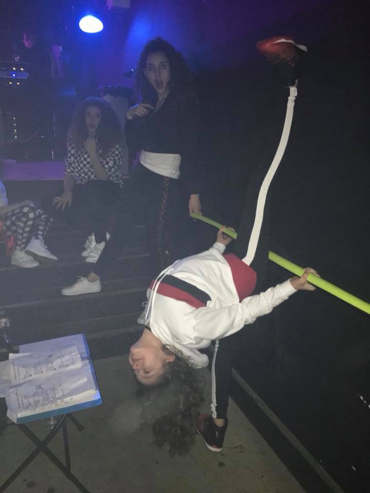 graciehaschak2's tweet photo. Sierra getting her stretch in during the concert 😳 Can you do that?? https://t.co/7Z1DOtJilf