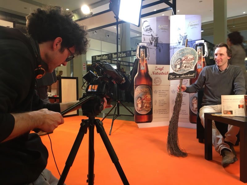 BiBirraIT's tweet photo. Altra giornata al @BeerAttraction #BA2018 e altre tante registrazioni delle nostre #videointerviste agli operatori del settore birrario.

E adesso un po' di relax… E un'altra buona #birra! 😁🍺

Le nostre foto su Facebook: https://t.co/H1g9fD1lm2 https://t.co/iSSJ3E7E1X