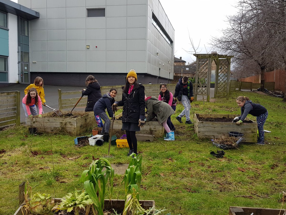 StColumbkilles's tweet photo. Our busy bees having a clear out #gardeningclub #timetogetmuddy https://t.co/f9TsYgOfxo