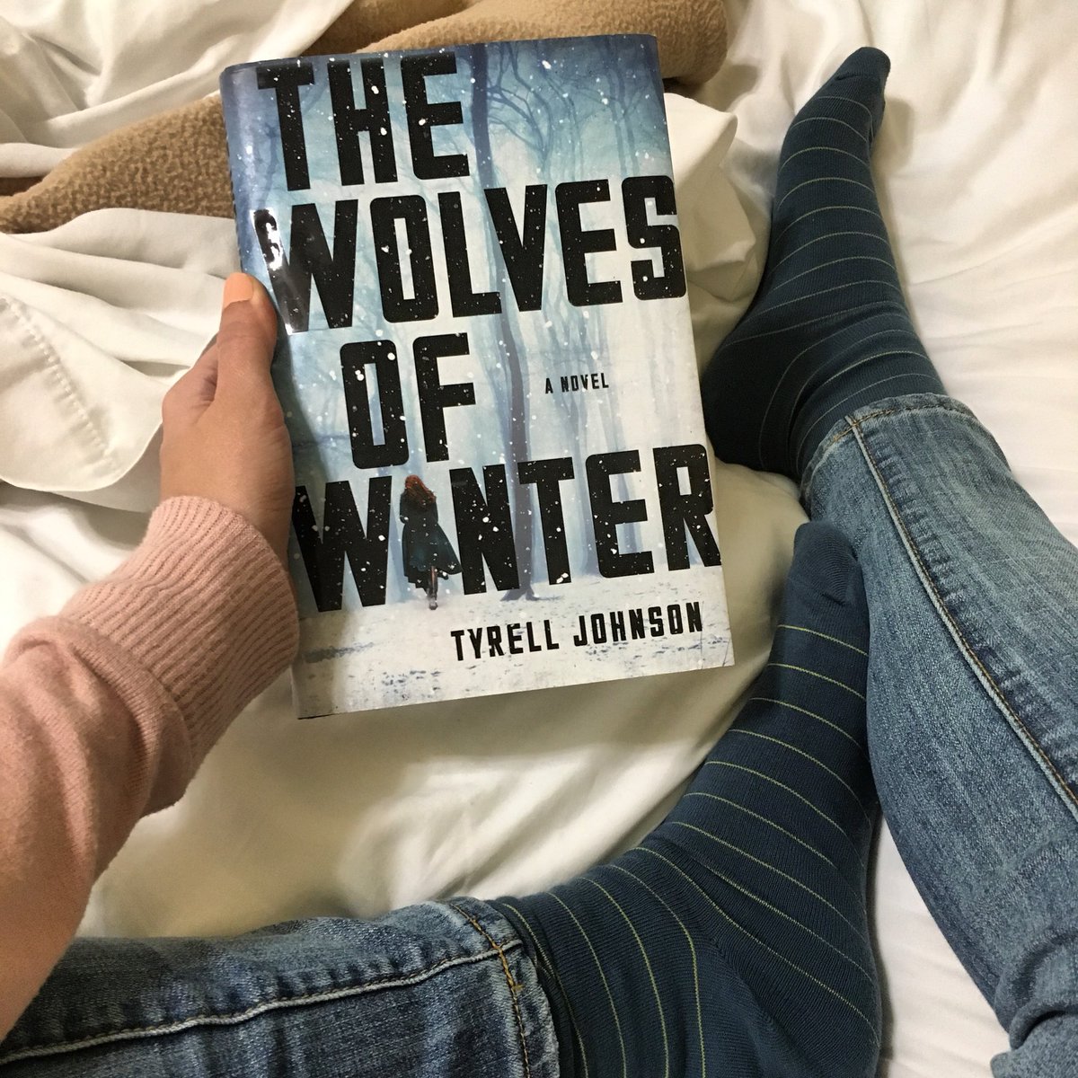 jackiereads24's tweet photo. Perfect day to cozy up with a winter read! #popupblogtour @BookSparks @ScribnerBooks https://t.co/JFQUUesv1O