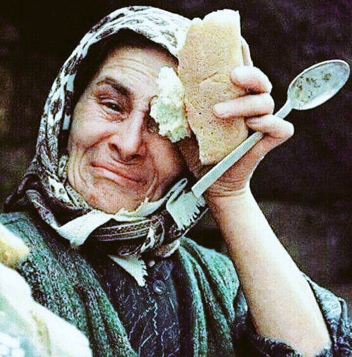 3thb966's tweet image. • لو كانت الامعاء البشرية من زجاج لعرفنا كم سرقو من رغيفنا يا أمي .