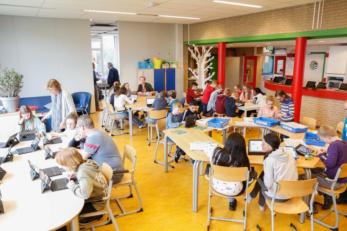 infomaurits's tweet photo. We zijn vandaag begonnen aan onze 'programmeer-week'. De kinderen gaan deze week aan de slag met 5 verschillende robot-pakketten. De kinderen vonden het geweldig!! #mauritsschool #nieuwegein @Fluentascholen https://t.co/uPyIgF3cre