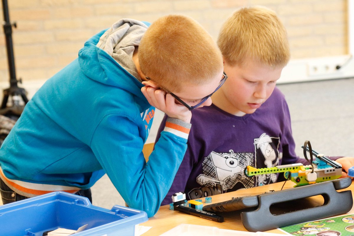 We zijn vandaag begonnen aan onze 'programmeer-week'. De kinderen gaan deze week aan de slag met 5 verschillende robot-pakketten. De kinderen vonden het geweldig!! #mauritsschool #nieuwegein @Fluentascholen
