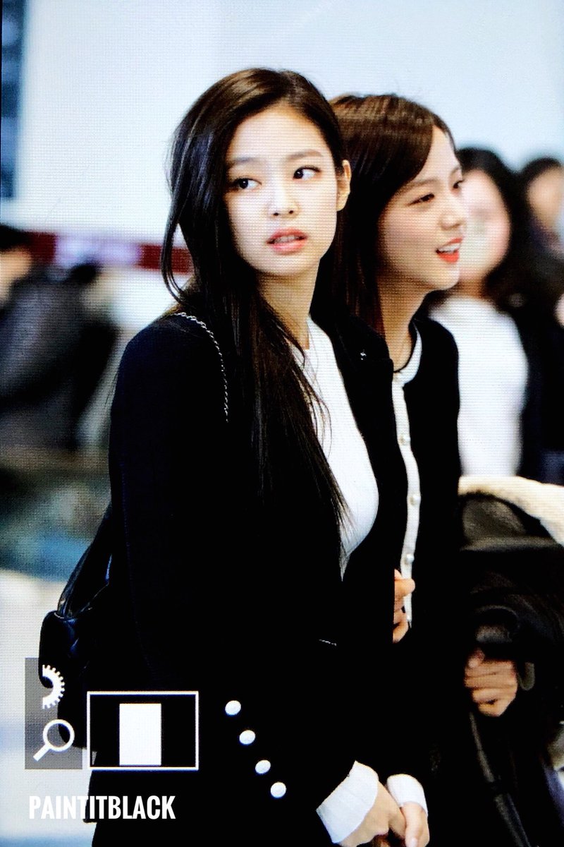 portalblackpink's tweet photo. [#PREVIEW] 19.02.18 - BLACKPINK no aeroporto da Coréia do Sul! Elas provavelmente estão indo para a Ilha JeJu gravar a BLACKPINK HOUSE! 

© Queen_Chaeyoung https://t.co/mw1EXgseNu