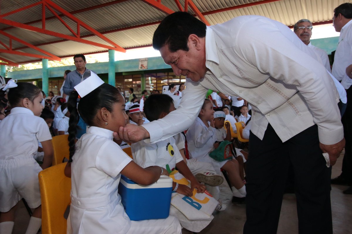 SSalud_Tab's tweet photo. El secretario de Salud, Dr. @Rfcernaleeder encabezó esta mañana la Inauguración de la Primera Semana Nacional de Salud 2018 en el Jardín de Niños "Miguel Ángel Javier Madrigal”, de #JalpaDeMéndez. @Gobierno_Tab @censia_salud @FHERMED @faby23peralta https://t.co/2tdBYX633T