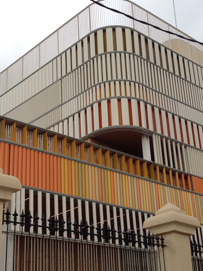 casadevall_joan's tweet image. @lycéefrancaisdebarcelona sorprende de nuevo el equipo de @b720 de @ferminvazquezarquitecto juego de colores y firmas @Colours #chromaticarchitecture