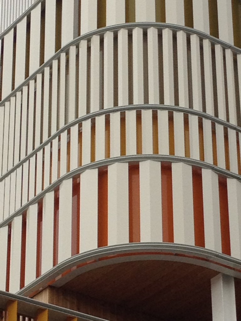 casadevall_joan's tweet image. @lycéefrancaisdebarcelona sorprende de nuevo el equipo de @b720 de @ferminvazquezarquitecto juego de colores y firmas @Colours #chromaticarchitecture