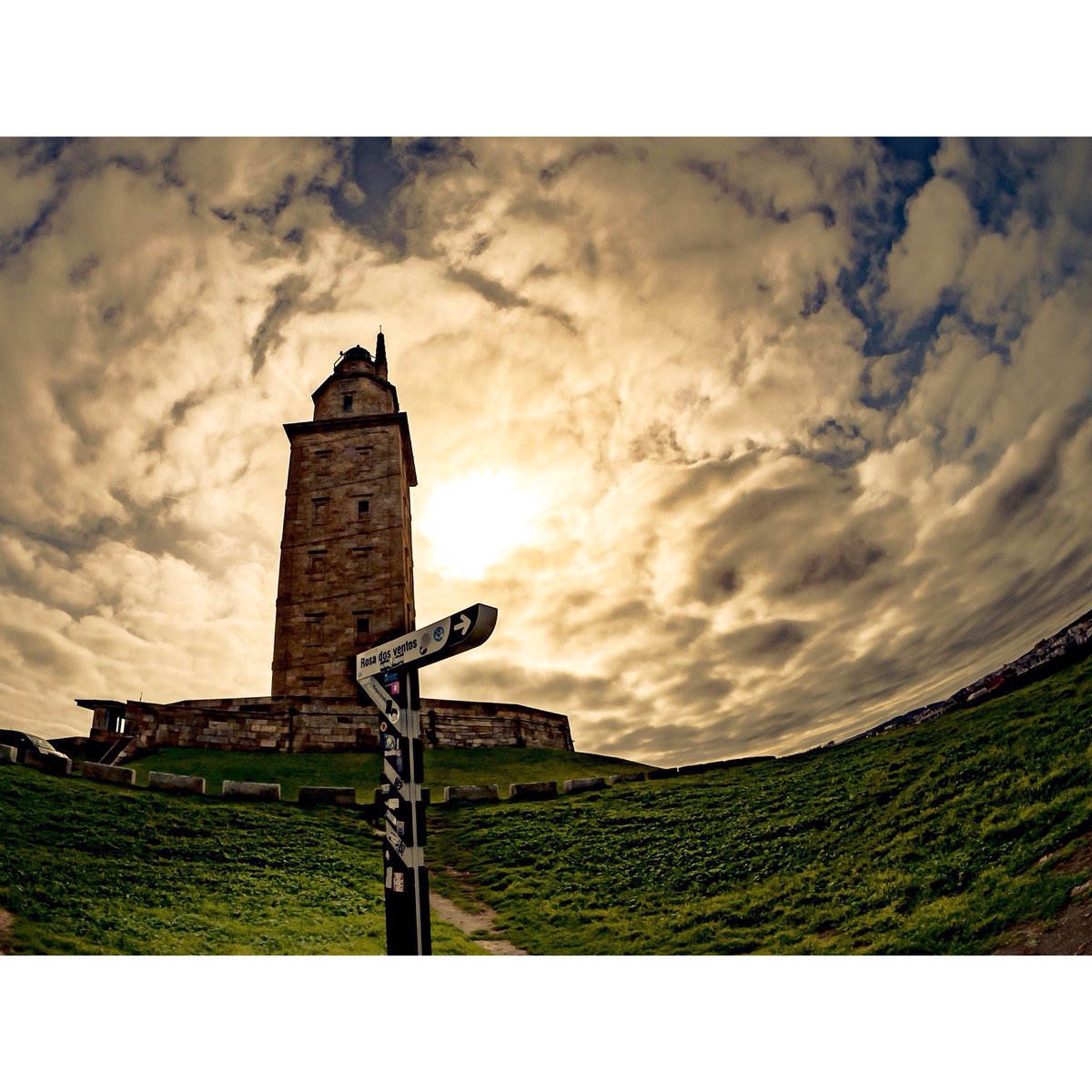 bita_mos's tweet photo. Da Coruña, do lugar onde naide e forasteiro 😉 #elnorte #torredehercules #faro #Galicia #LaCoruña #GaliciaMola https://t.co/LqtpCZNNes