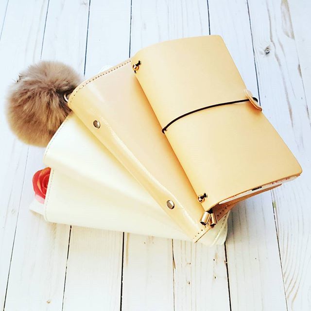 scrapcraftastic's tweet photo. I know I went with Black for my 2018 #plannerlineup, but these light neutrals are speaking to me! #livewellandplan #personalsize #6ringbinder #travelersnotebook #filofax #filofaxoriginal https://t.co/gczvlpyOnP