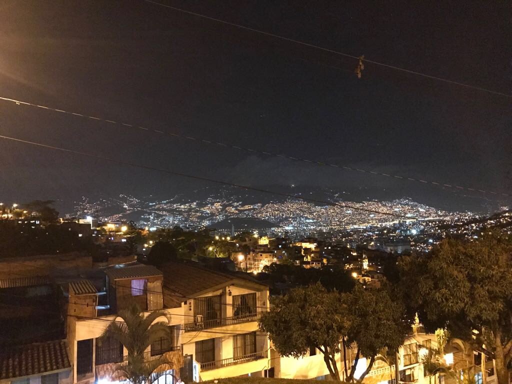 Manuelaz1308's tweet photo. 🌑 #Medellín https://t.co/SQjF65Xi6W