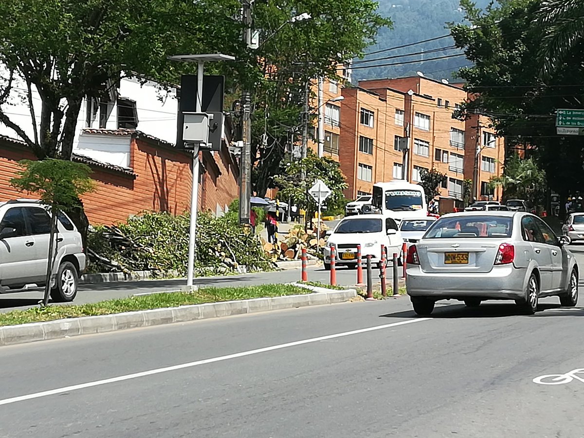 Andura89's tweet image. Es tan triste el panorama en la loma del escobero a la altura de Guadalcanal que hasta la gente pasaba con sombrilla para evitar los rayos del sol por la tala de árboles.. @Sec_ambienteEnv @AlcaldiaEnv @RaulCardonaENV @GenteEnvigado @TunelVerdeEnv @AlcaldiaEnv