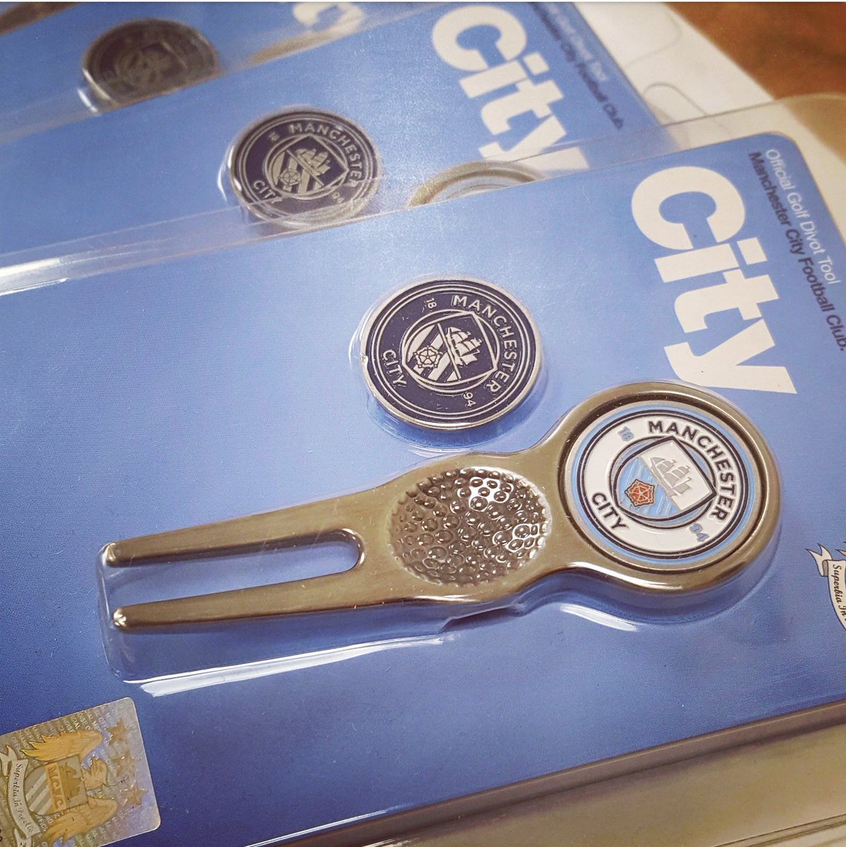 prem_licensing's tweet photo. Official MCFC divot tool 💙 #wafcvcity #golf https://t.co/YKhXhRg7hu