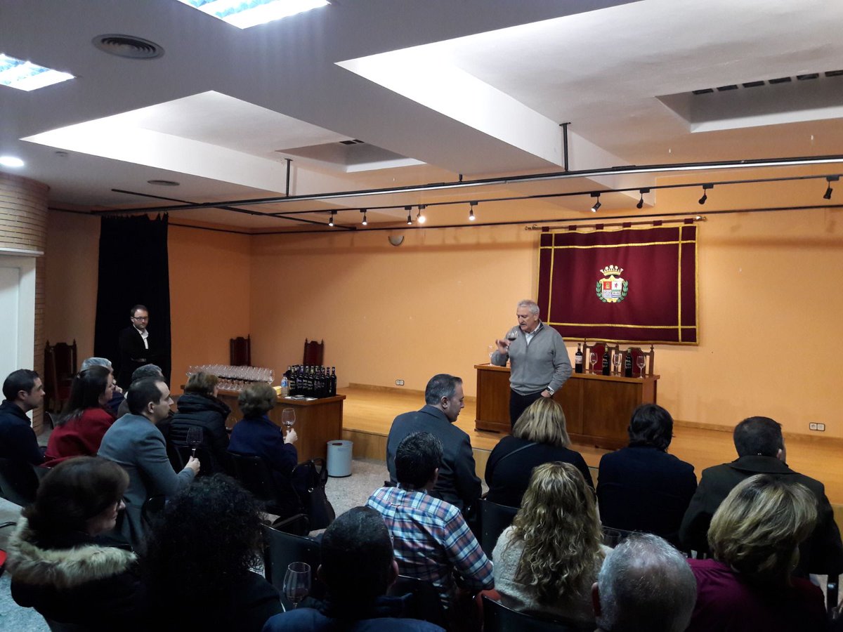 BodegaVico's tweet photo. Gran fin de semana en Guarroman (Jaen) en el que nuestro enólogo (Carmelo Dominguez) presentó diferentes añadas a un nutrido grupo de representantes del sector HORECA. Gracias al Ayto. de Guarroman y de Arnedo por el apoyo mostrado y por arroparnos en una jornada tan importante! https://t.co/9U2277voZz