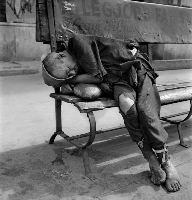 asjaferronato's tweet photo. Il mondo raccontato attraverso gli scatti di #WernerBischof 📷 | un vero e proprio viaggio nel passato grazie alla mostra ospitata da @CasadeiTreOci a #Venezia | @MagnumPhotos https://t.co/9T9vXanzXS
